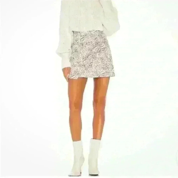 FREE PEOPLE- "Fake Out" Faux Leather Animal
Print Wrap Skirt Size 0 EUC! - Picture 4 of 10